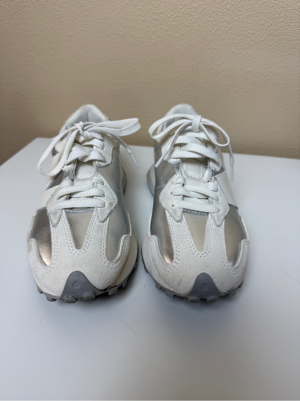 New Balance Women’s 327 Metallic Silver White Size 7 - Picture 2 of 9